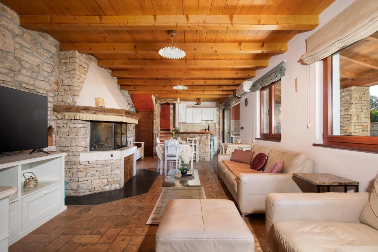Poiai Stonehouse With Jacuzzi Vila Peroj Exterior foto