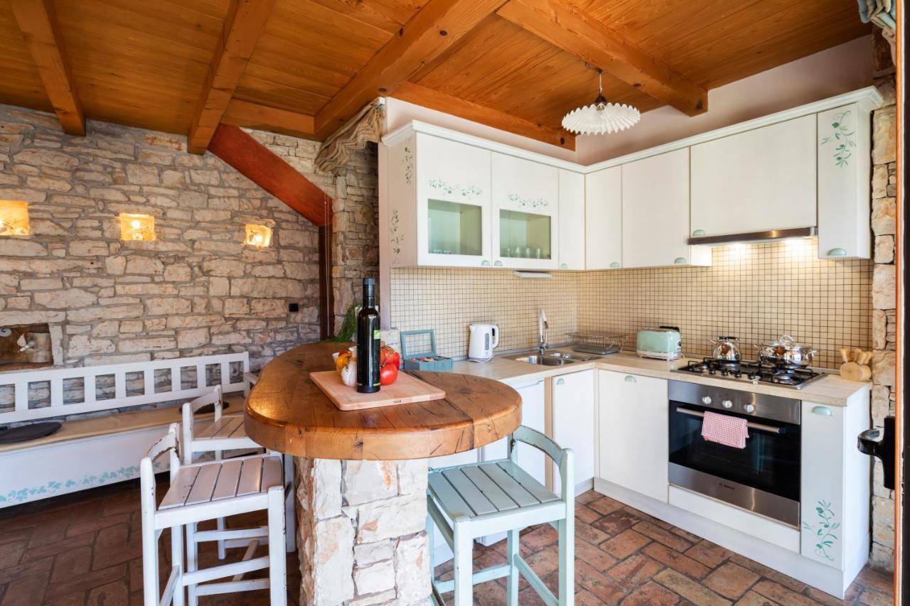 Poiai Stonehouse With Jacuzzi Vila Peroj Exterior foto